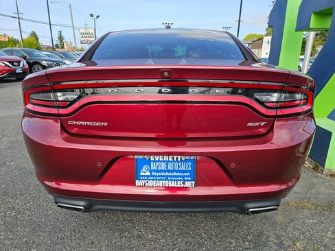 Used 2018 Dodge Charger SXT RWD image 4