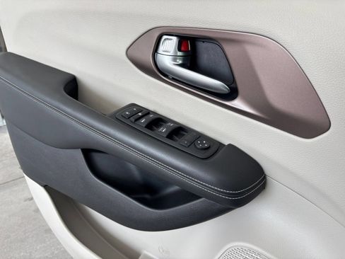 Used 2024 Chrysler Voyager LX FWD image 18