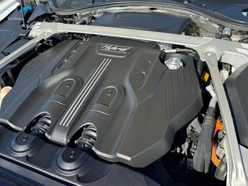 Used 2022 Bentley Flying Spur Plug-In Hybrid image 25