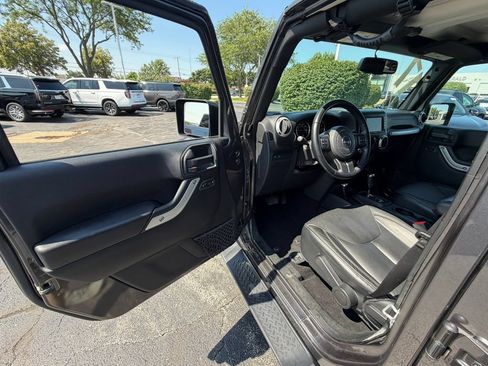 Used 2017 Jeep Wrangler Unlimited Rubicon w/ Connectivity Group AWD/4WD image 20