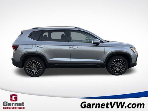 Certified 2025 Volkswagen Taos SE image 12