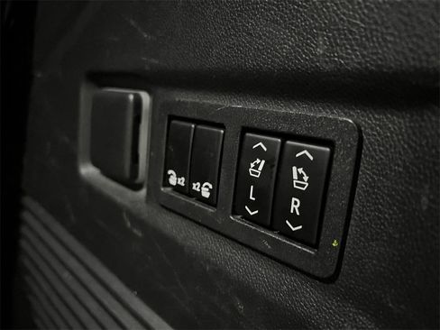 Used 2023 GMC Yukon Denali Ultimate image 6