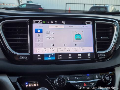 Used 2024 Chrysler Pacifica Touring-L image 20