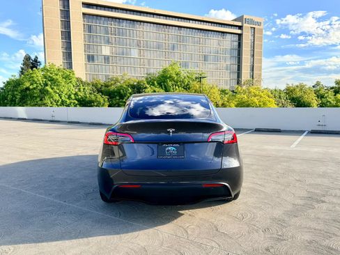 Used 2024 Tesla Model Y 2WD image 8