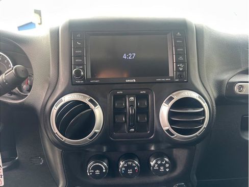 Used 2018 Jeep Wrangler Unlimited Rubicon w/ Connectivity Group image 21