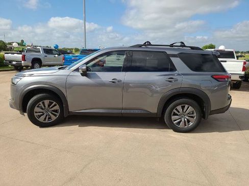 Used 2025 Nissan Pathfinder SV FWD image 3