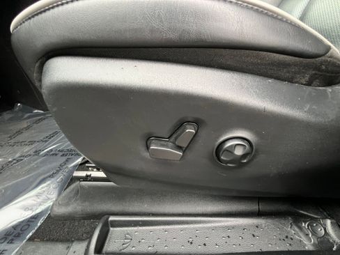 Used 2025 Chrysler Pacifica Limited FWD image 23