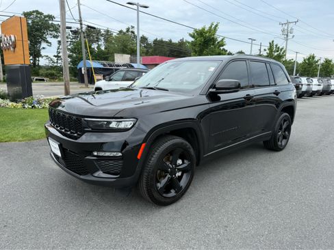 Used 2023 Jeep Grand Cherokee Limited w/ Black Appearance Package AWD/4WD image 4