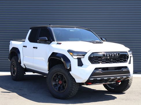 Used 2025 Toyota Tacoma TRD Pro AWD/4WD image 3