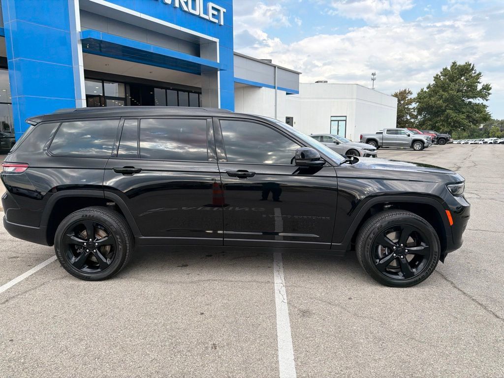 Used 2025 Jeep Grand Cherokee L Laredo AWD/4WD image 2