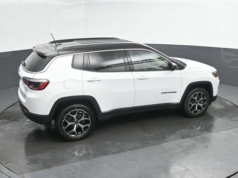 Used 2025 Jeep Compass Limited image 29
