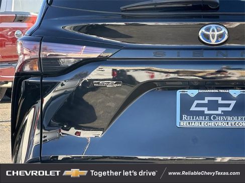 Used 2023 Toyota Sienna XLE image 6