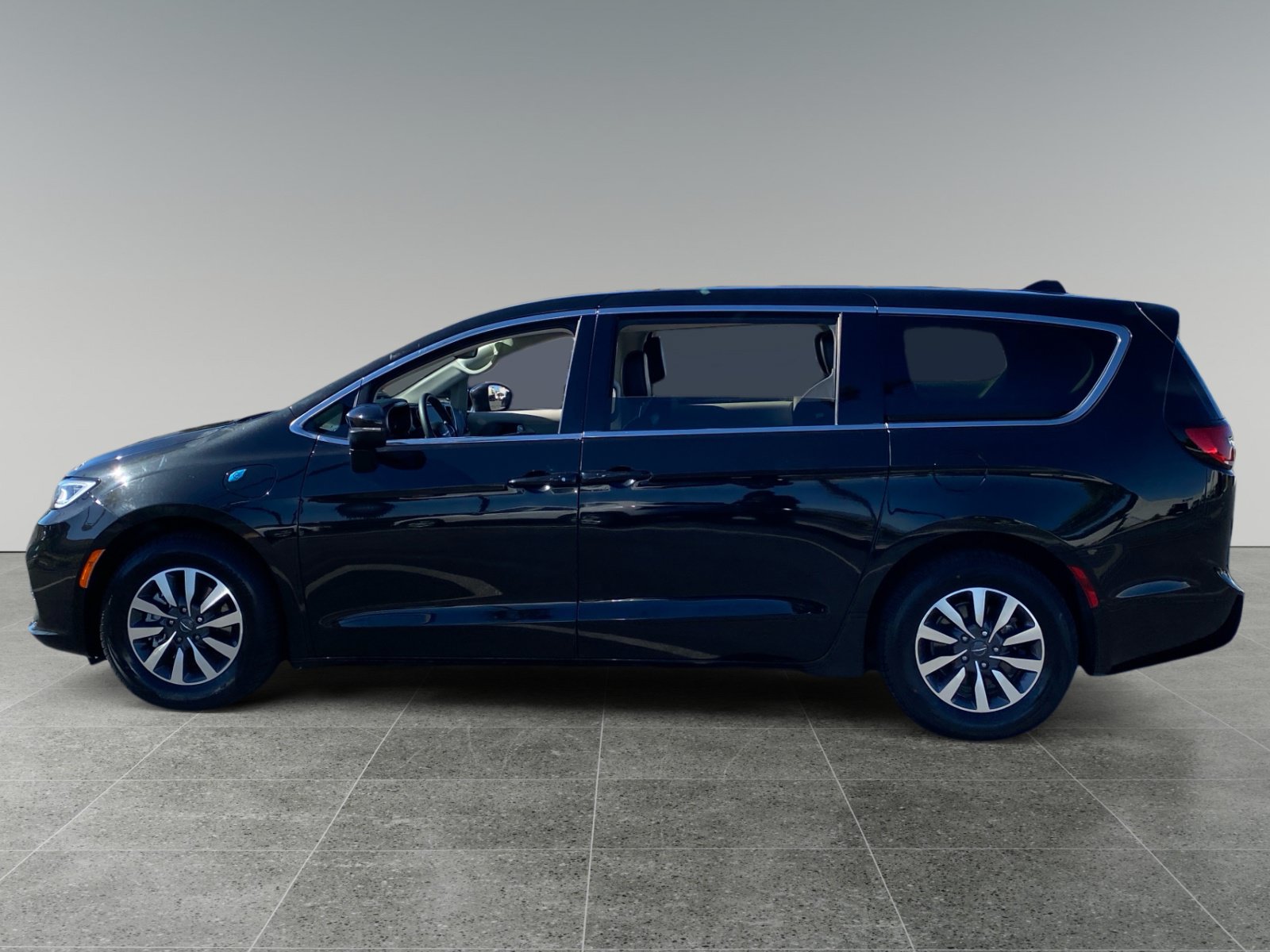 Used 2023 Chrysler Pacifica Touring-L FWD image 2
