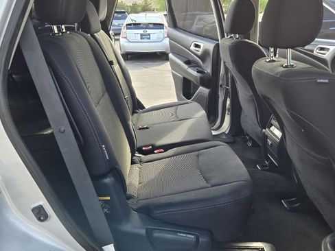 Used 2019 Nissan Pathfinder SV image 19