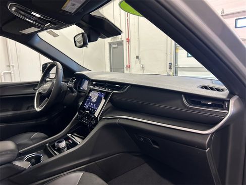 Used 2024 Jeep Grand Cherokee Altitude image 35