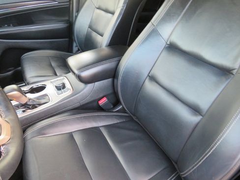 Used 2017 Jeep Grand Cherokee Limited image 18