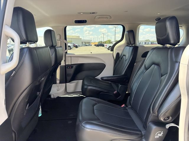 Used 2023 Chrysler Pacifica Touring-L FWD image 12