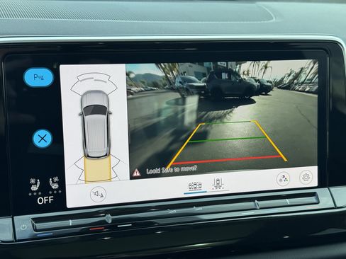 Used 2025 Volkswagen Atlas SE image 27