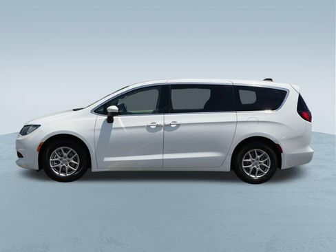 Used 2023 Chrysler Voyager LX FWD image 4