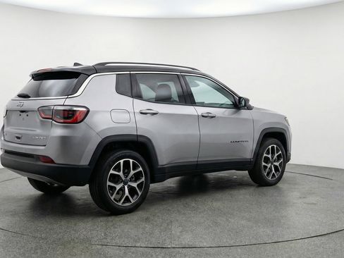 Used 2025 Jeep Compass Limited image 9