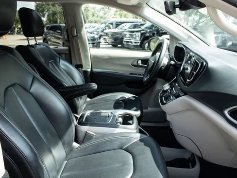 Used 2023 Chrysler Pacifica Touring-L FWD image 13