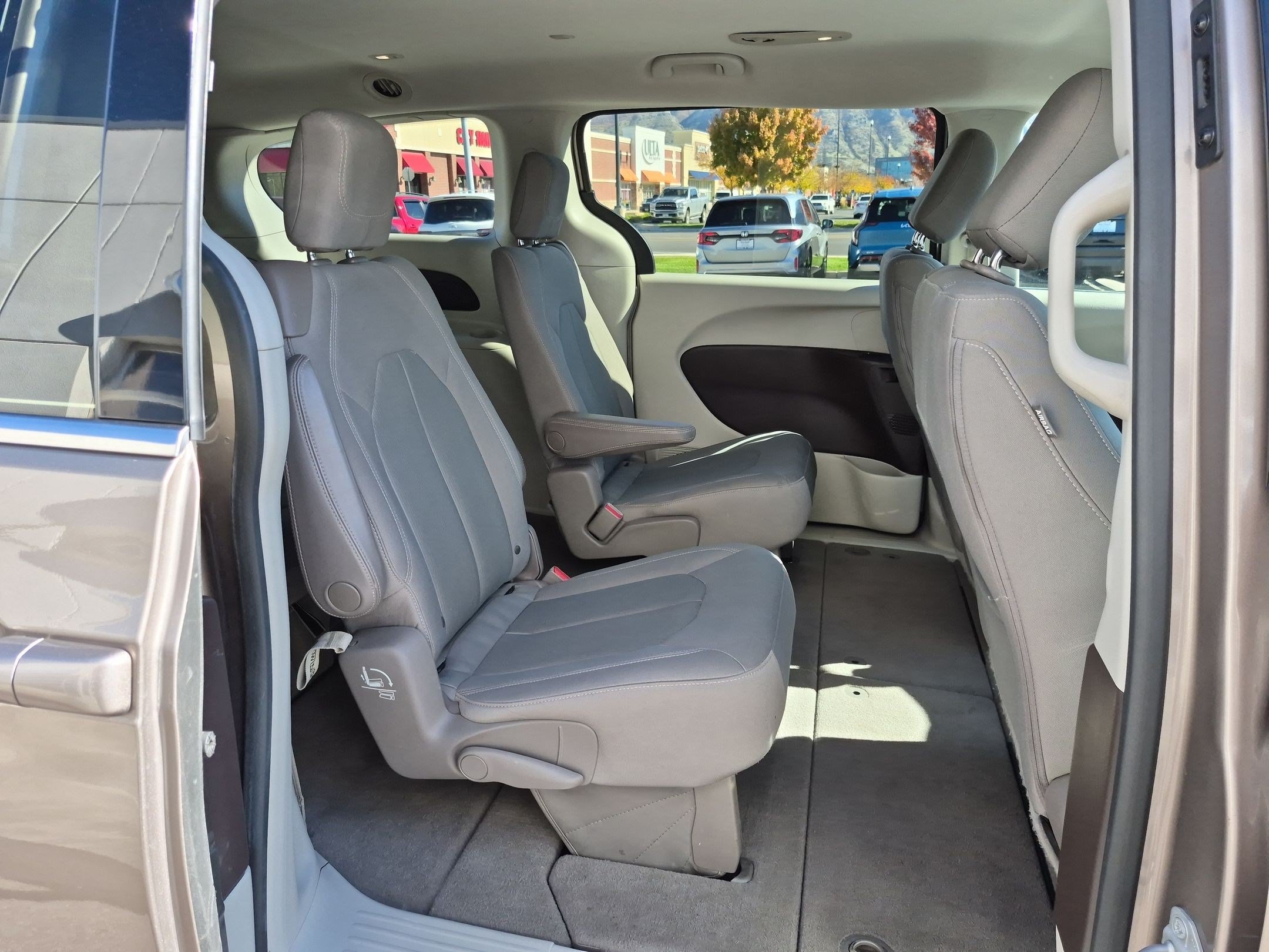 Used 2017 Chrysler Pacifica Touring FWD image 32