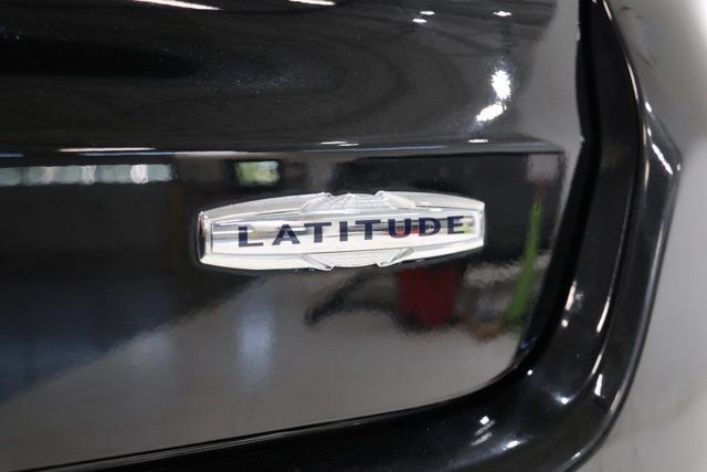 Used 2025 Jeep Compass Latitude w/ Sun & Sound Group AWD/4WD image 11