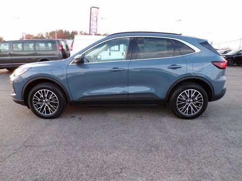 New 2026 Ford Escape SE w/ Class II Trailer Tow Package image 2