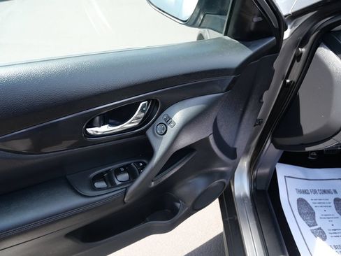 Used 2018 Nissan Rogue SV FWD image 15