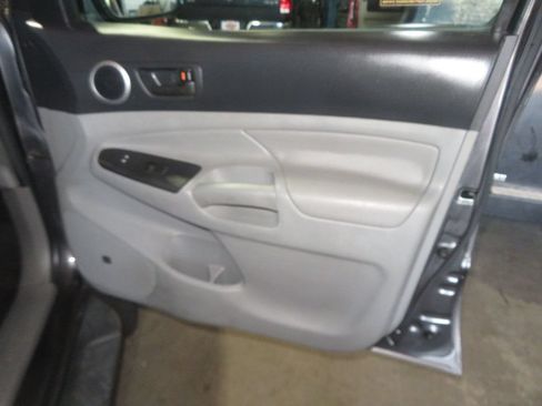 Used 2012 Toyota Tacoma 4x4 Double Cab image 33