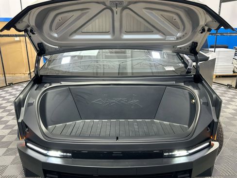 Used 2024 Tesla Cybertruck AWD Crew Cab image 40