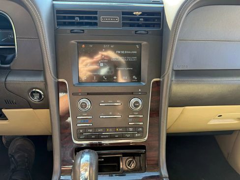 Used 2016 Lincoln Navigator L Reserve image 25