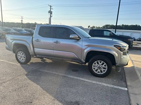 Used 2024 Toyota Tacoma SR5 w/ SR5 Upgrade Package AWD/4WD image 5