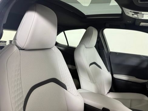 Used 2022 Lexus UX 200 w/ Premium Package FWD image 19