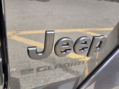 Used 2025 Jeep Gladiator Sport AWD/4WD image 19