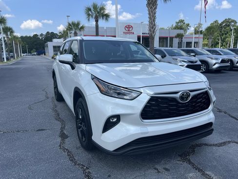 Used 2023 Toyota Highlander LE FWD image 2