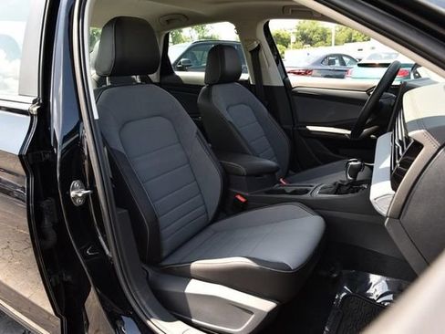 Used 2025 Volkswagen Jetta SE w/ Sunroof Package FWD image 21
