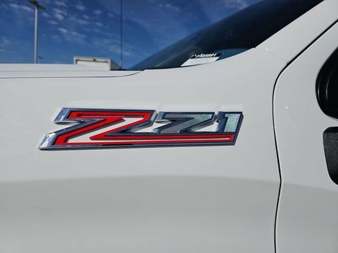 Used 2024 Chevrolet Silverado 1500 LT w/ Z71 Off-Road Package AWD/4WD image 32