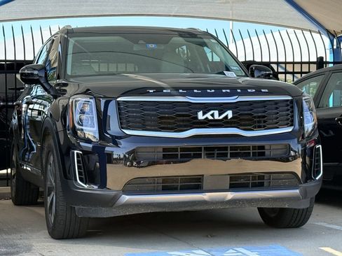 Used 2022 Kia Telluride EX w/ EX Premium Package FWD image 3