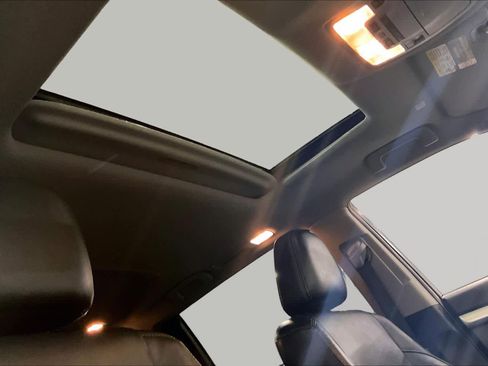 Used 2019 Toyota Highlander XLE AWD/4WD image 14