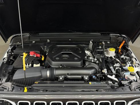 Used 2025 Jeep Wrangler Unlimited Sahara w/ Safety Group AWD/4WD image 19