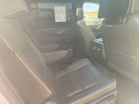 Used 2024 GMC Yukon XL SLT w/ SLT Luxury Package AWD/4WD image 11