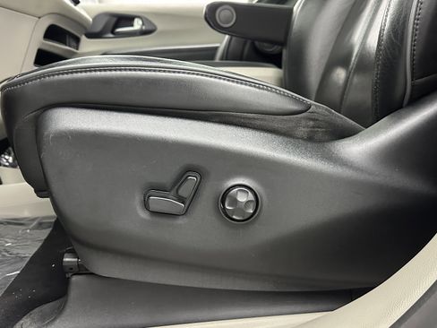 Used 2020 Chrysler Pacifica Limited image 16