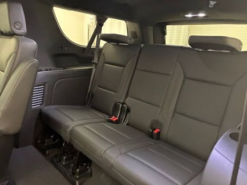 Used 2025 Chevrolet Suburban High Country image 18