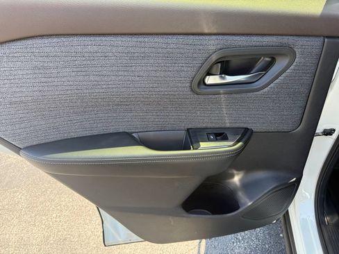 Used 2023 Nissan Rogue SV FWD image 24