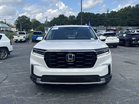 Used 2025 Honda Pilot Touring image 2