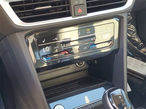 New 2026 Volkswagen Taos SE image 24