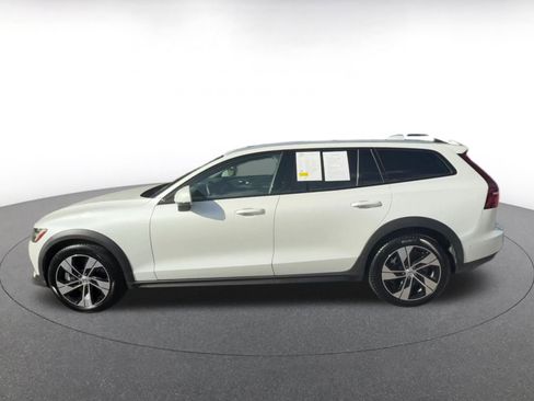 Used 2025 Volvo V60 B5 Cross Country Plus image 9