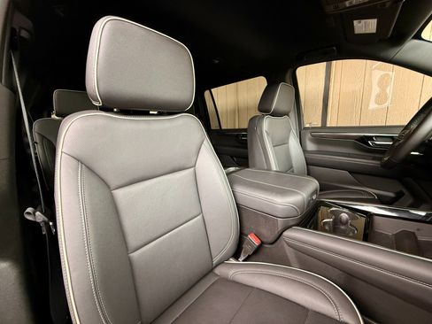 Used 2025 Chevrolet Suburban Premier image 19