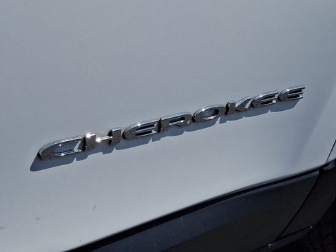 Used 2018 Jeep Cherokee Limited AWD/4WD image 30